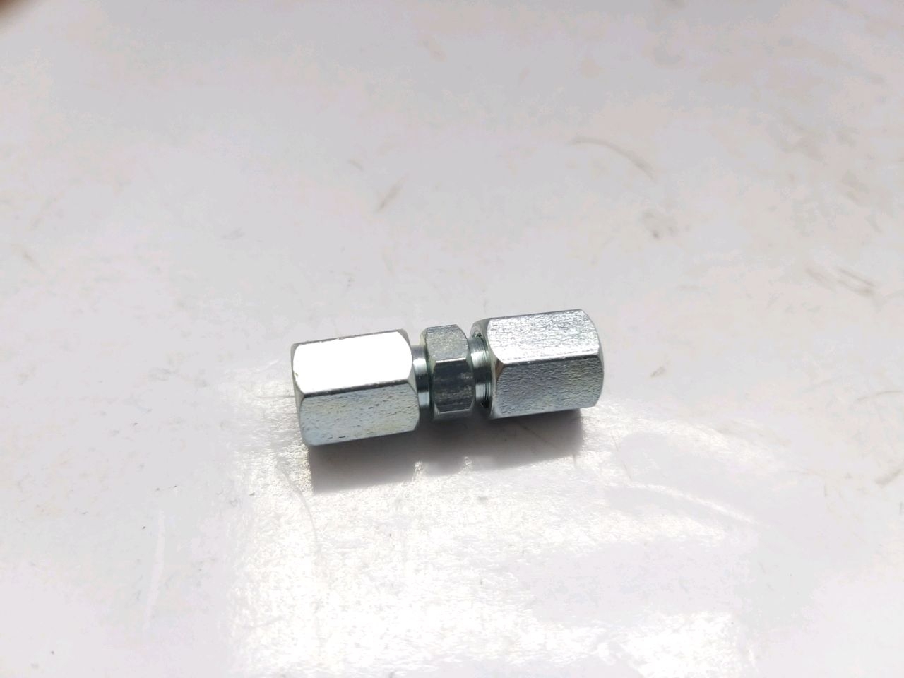 Conector din metal (d=4mm)