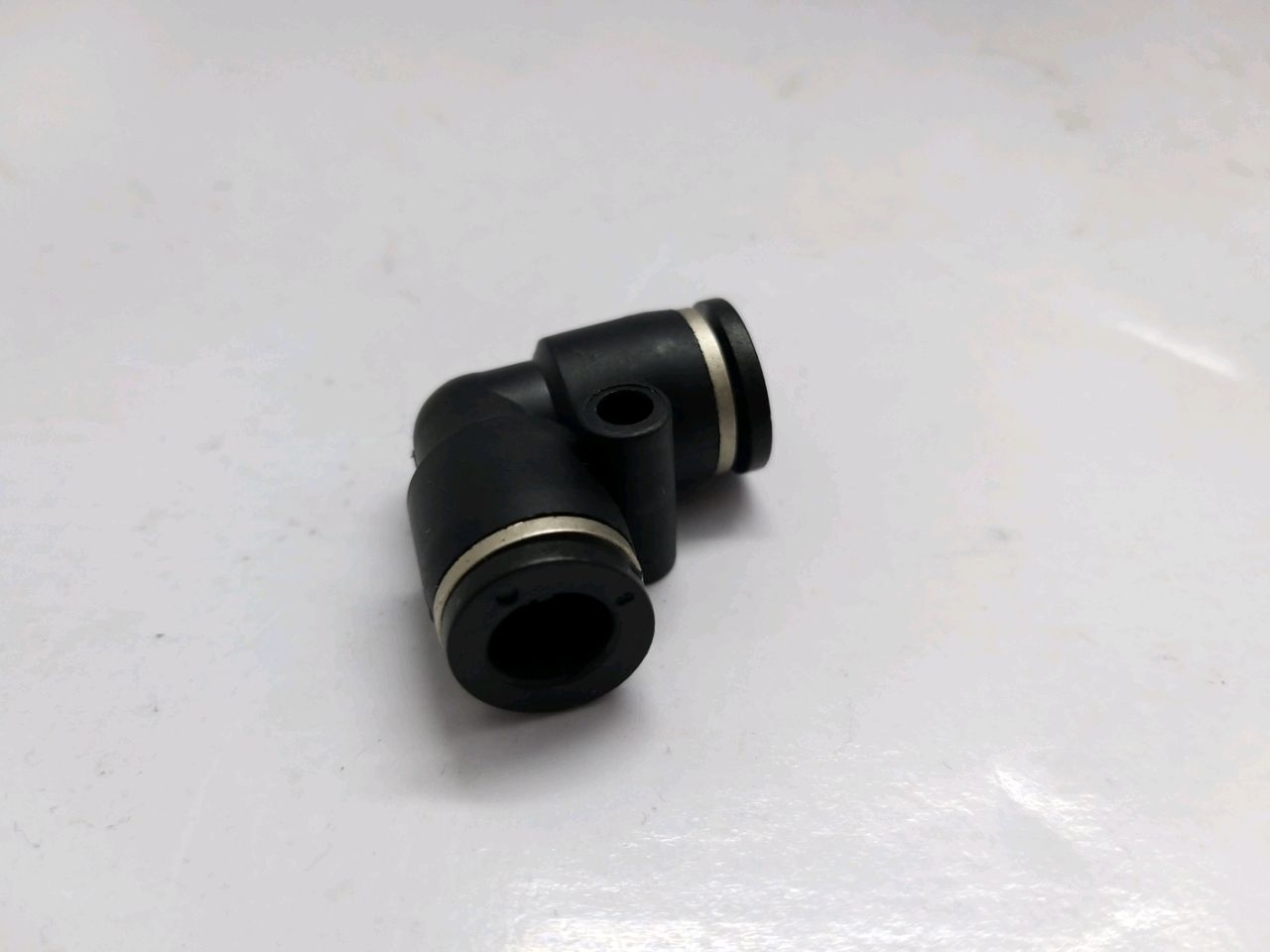 Conector din plastic Г (d=8 mm)